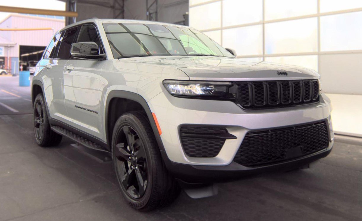 Used 2025 Jeep Grand Cherokee Altitude AWD/4WD image 2