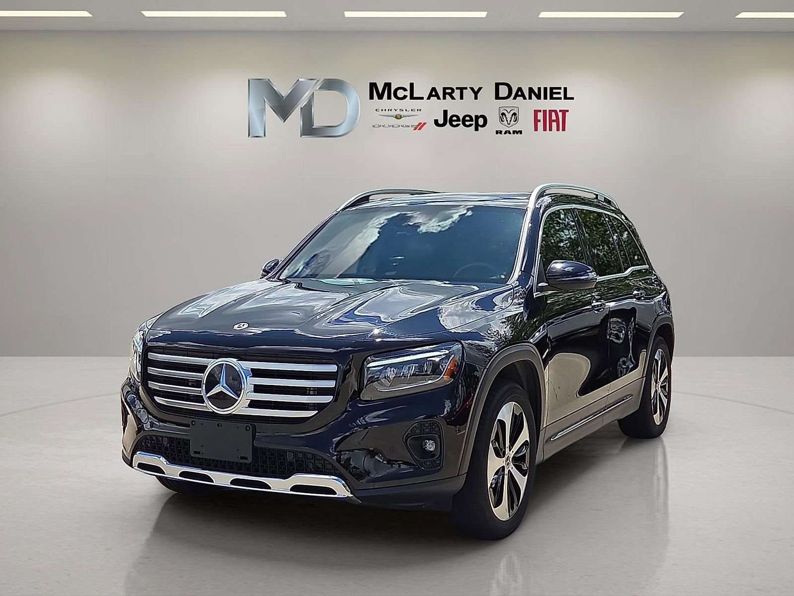 Used 2025 Mercedes-Benz GLB 250 4MATIC image 2