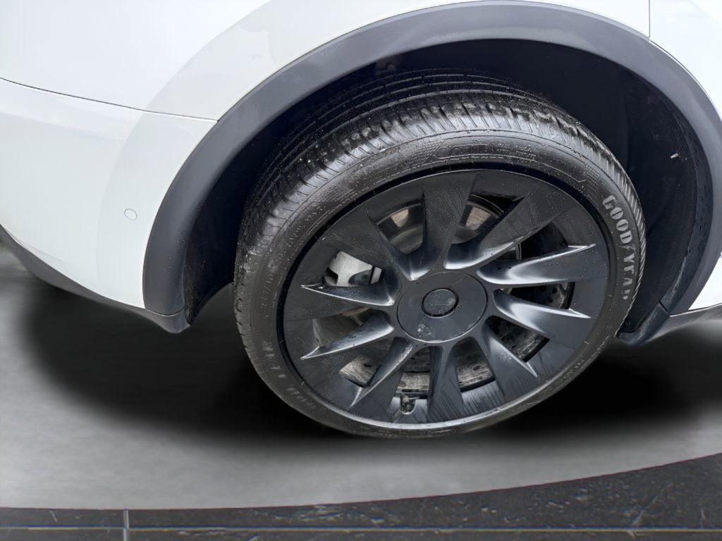 Used 2021 Tesla Model Y Long Range image 11