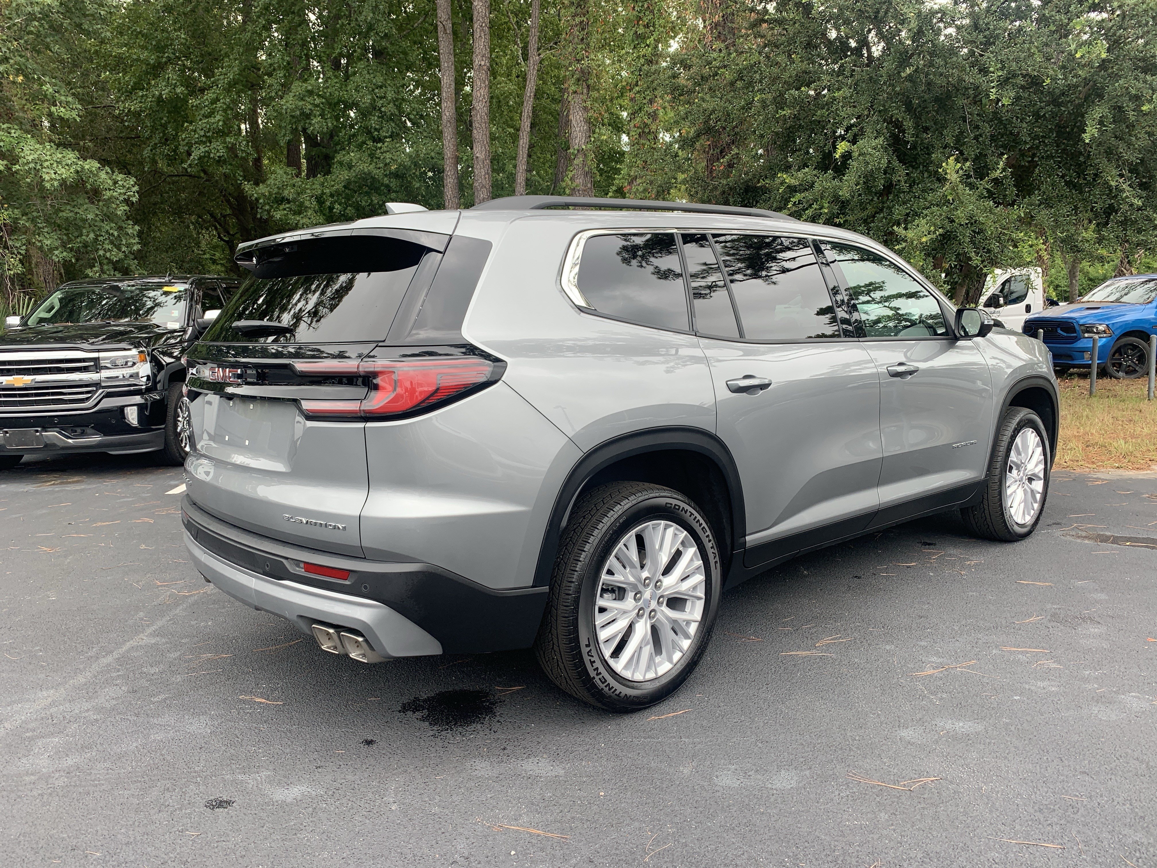 Used 2026 GMC Acadia Elevation w/ Elevation Premium Package FWD image 10