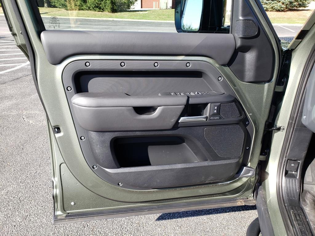 New 2025 Land Rover Defender 110 X-Dynamic SE image 10