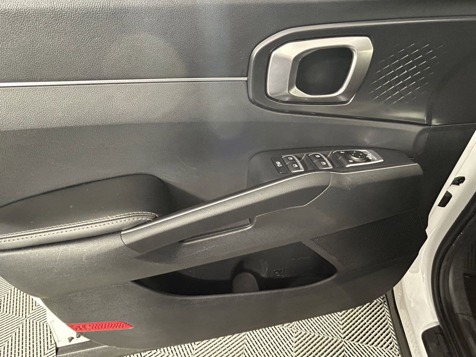 Used 2024 Kia Sorento S image 15