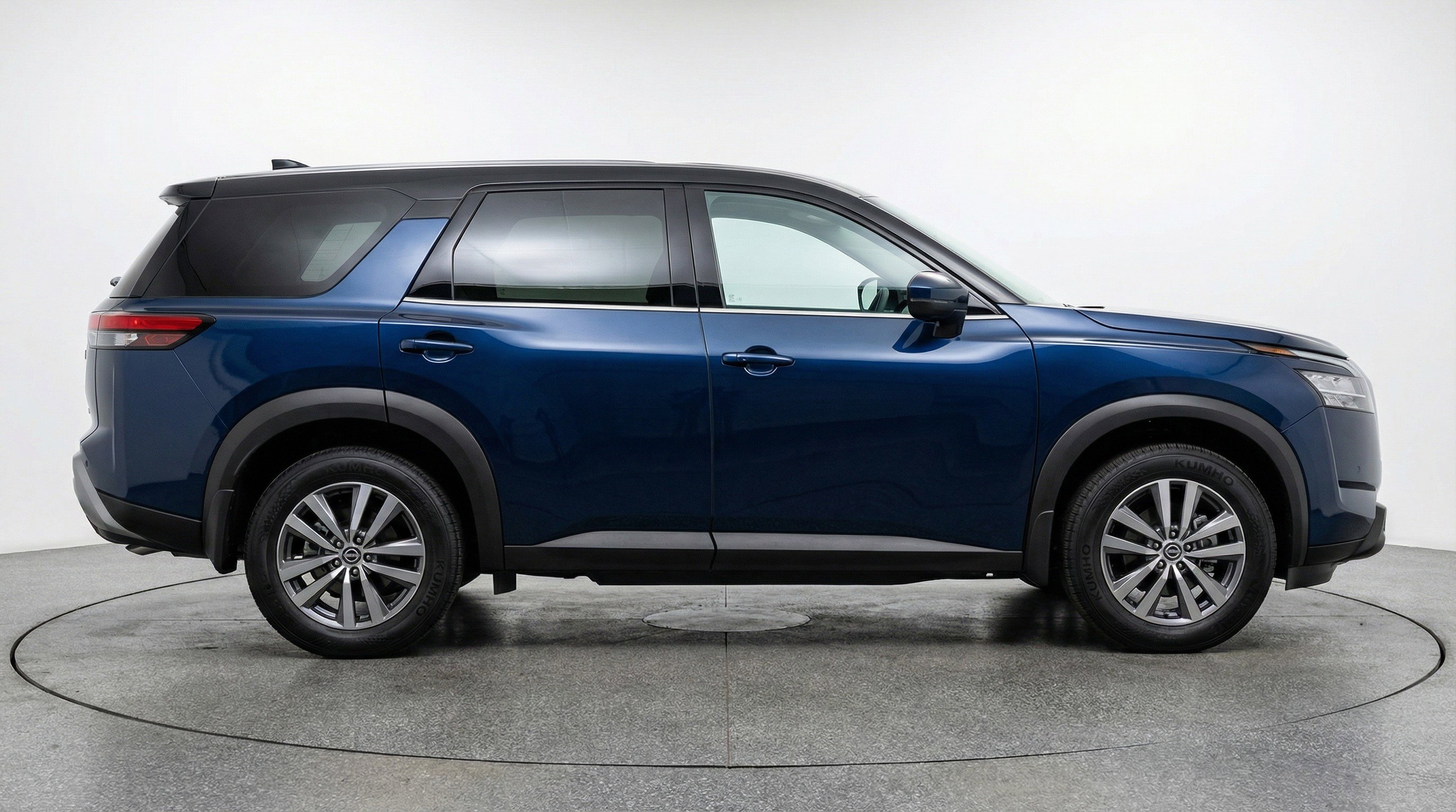 Used 2025 Nissan Pathfinder SV image 11