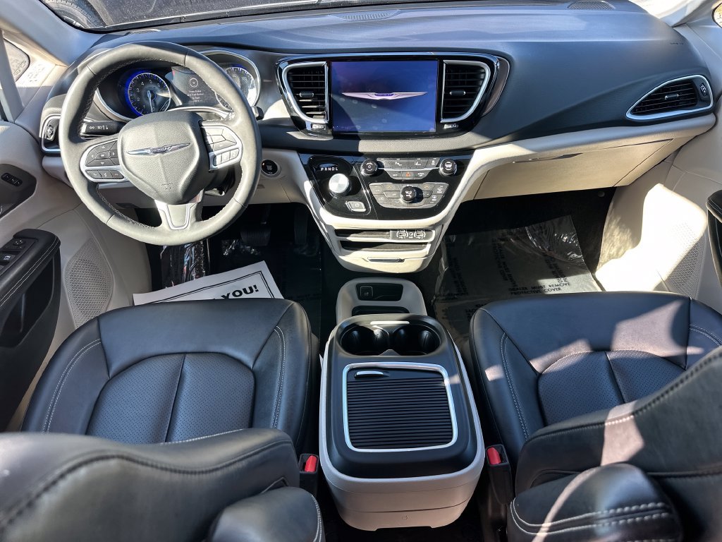 Used 2024 Chrysler Pacifica Touring-L FWD image 15