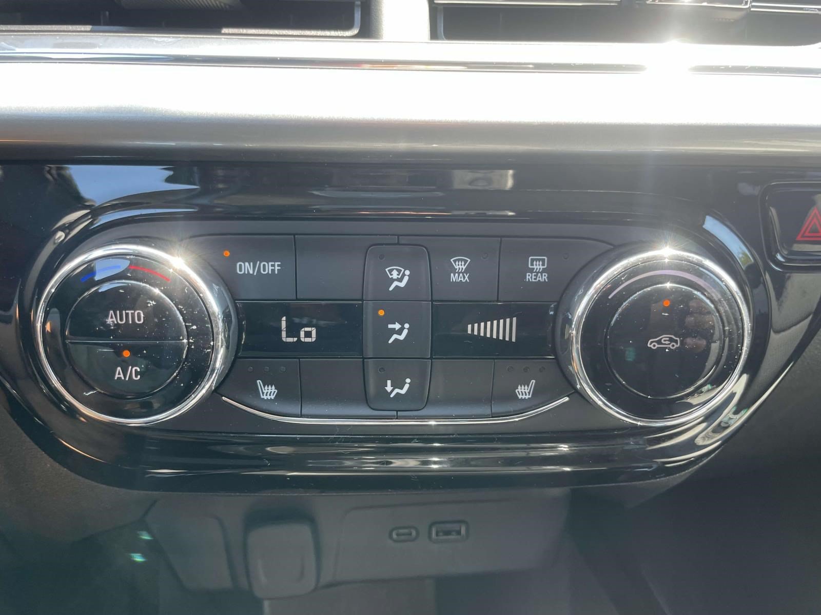Used 2025 Chevrolet Trax LT w/ LT Convenience Package FWD image 26