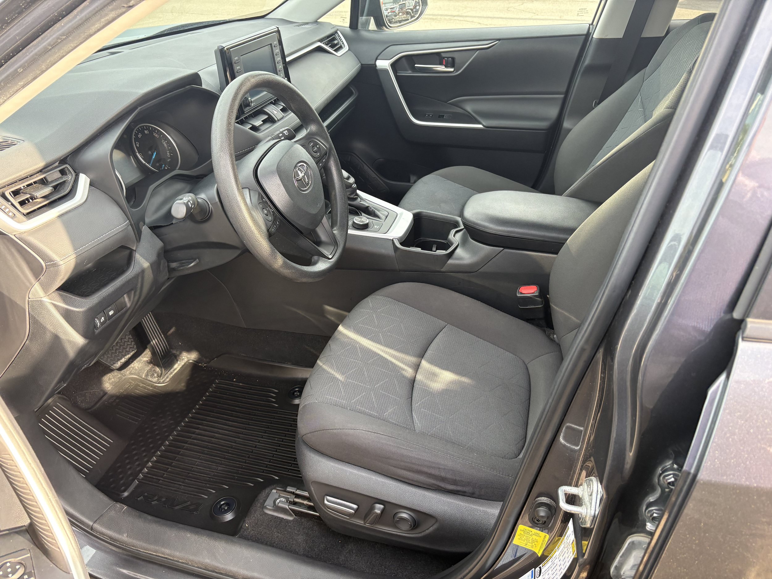 Used 2022 Toyota RAV4 XLE AWD/4WD image 4
