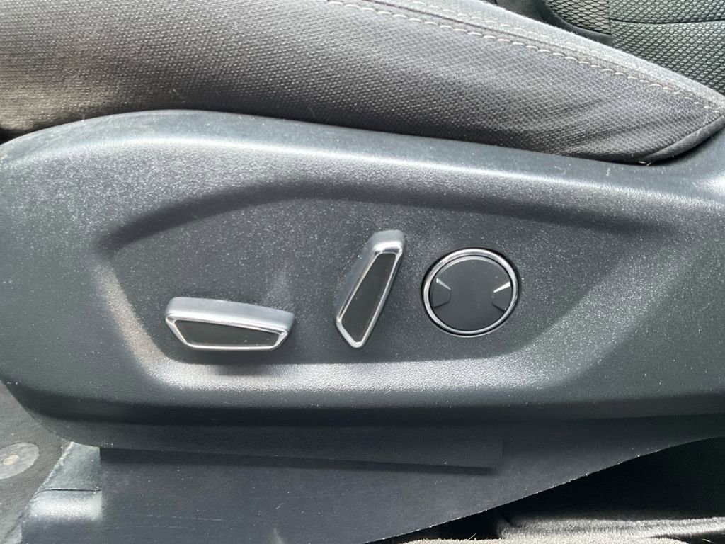 Used 2018 Ford Explorer XLT image 30