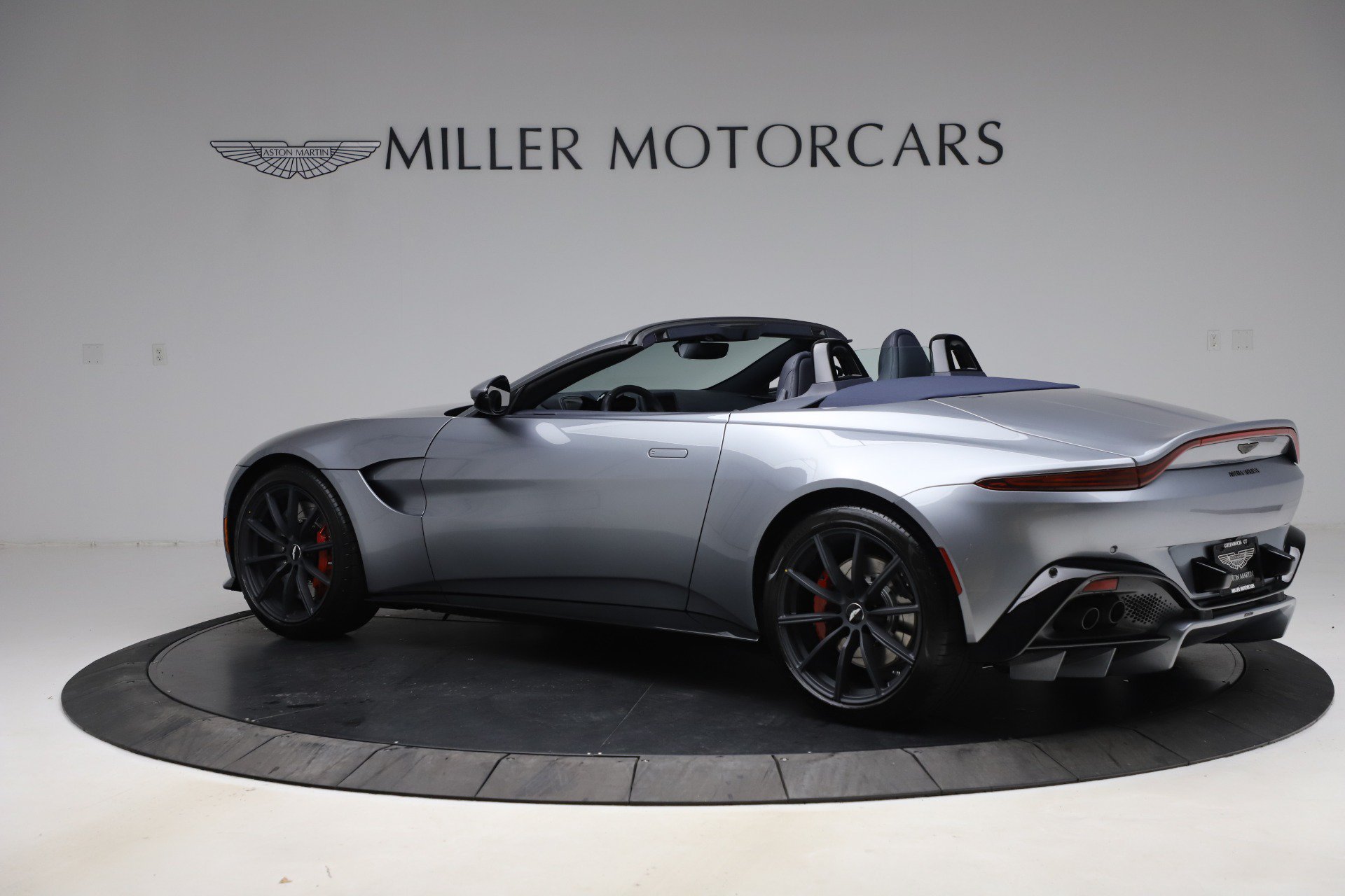 Used 2021 Aston Martin V8 Vantage Roadster RWD image 3