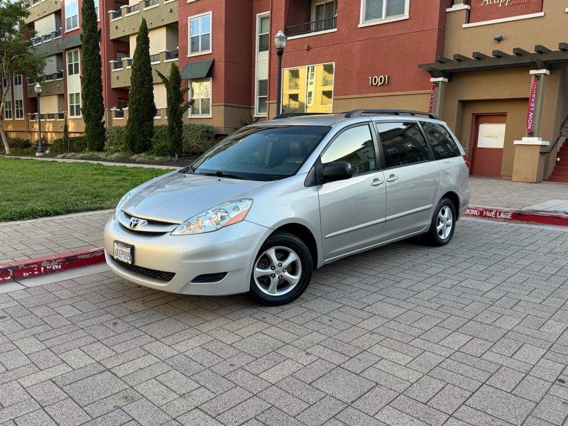 Used 2010 Toyota Sienna LE FWD image 2