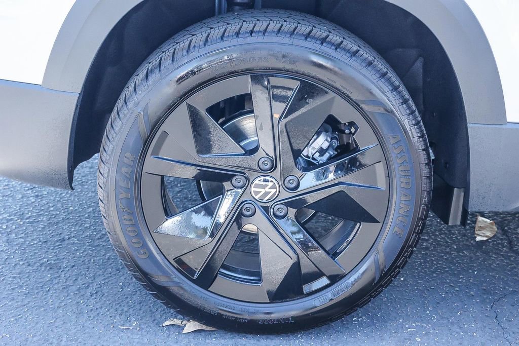 New 2025 Volkswagen Taos SE image 17