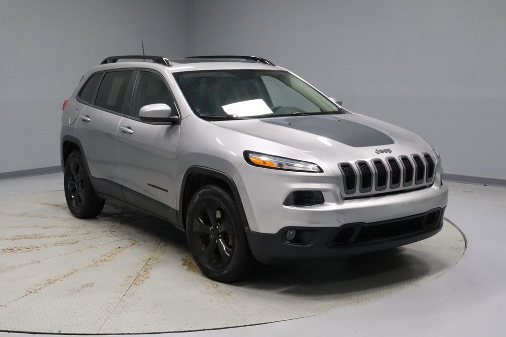 Used 2016 Jeep Cherokee Latitude w/ Comfort/Convenience Group AWD/4WD image 1