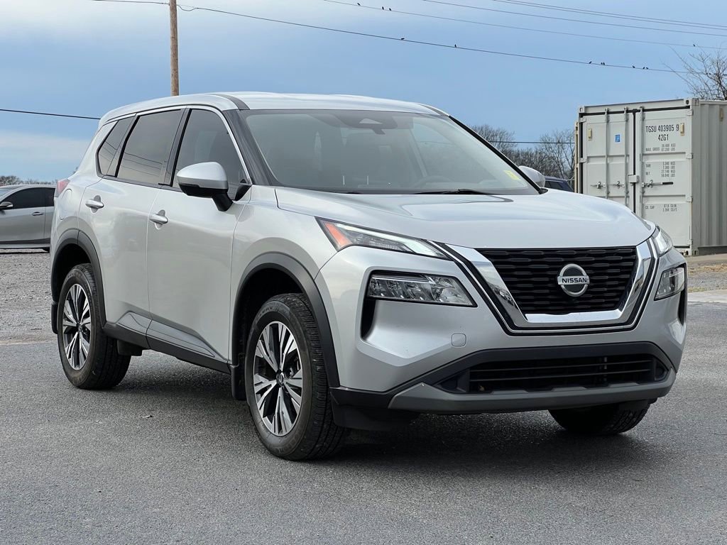 Used 2021 Nissan Rogue SV image 2