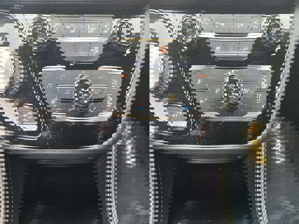 Used 2022 Chrysler Pacifica Limited w/ Uconnect Theater Family Group image 15