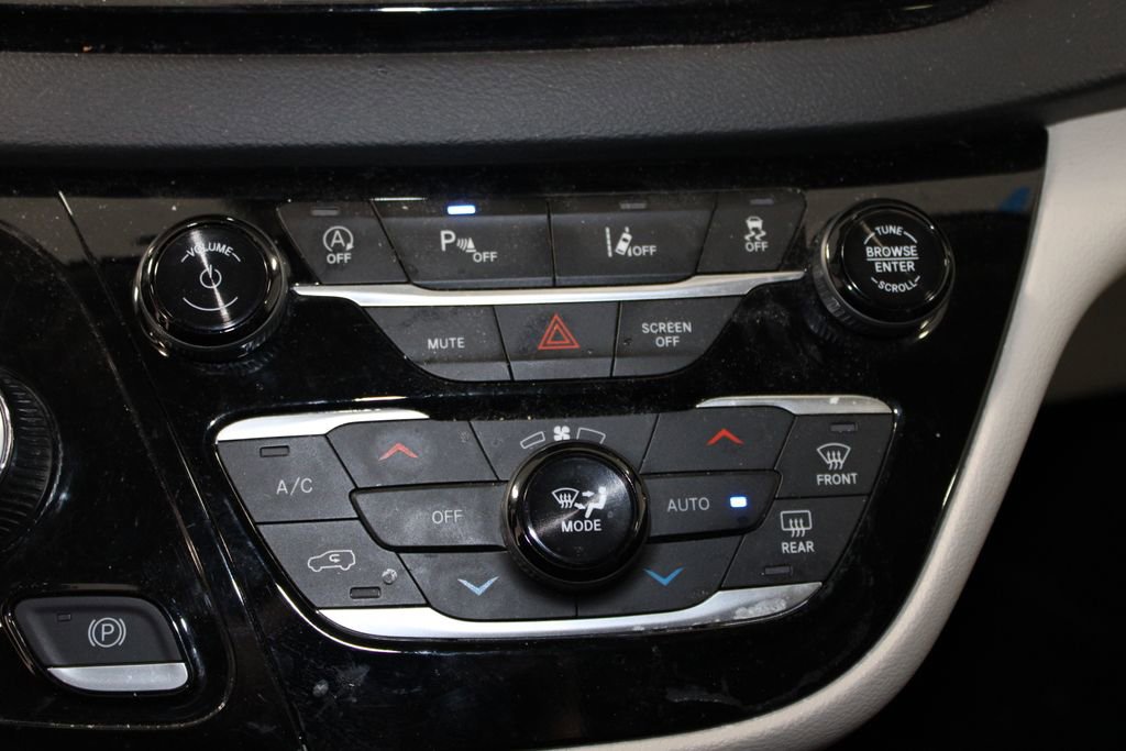 Used 2024 Chrysler Pacifica Touring-L FWD image 31