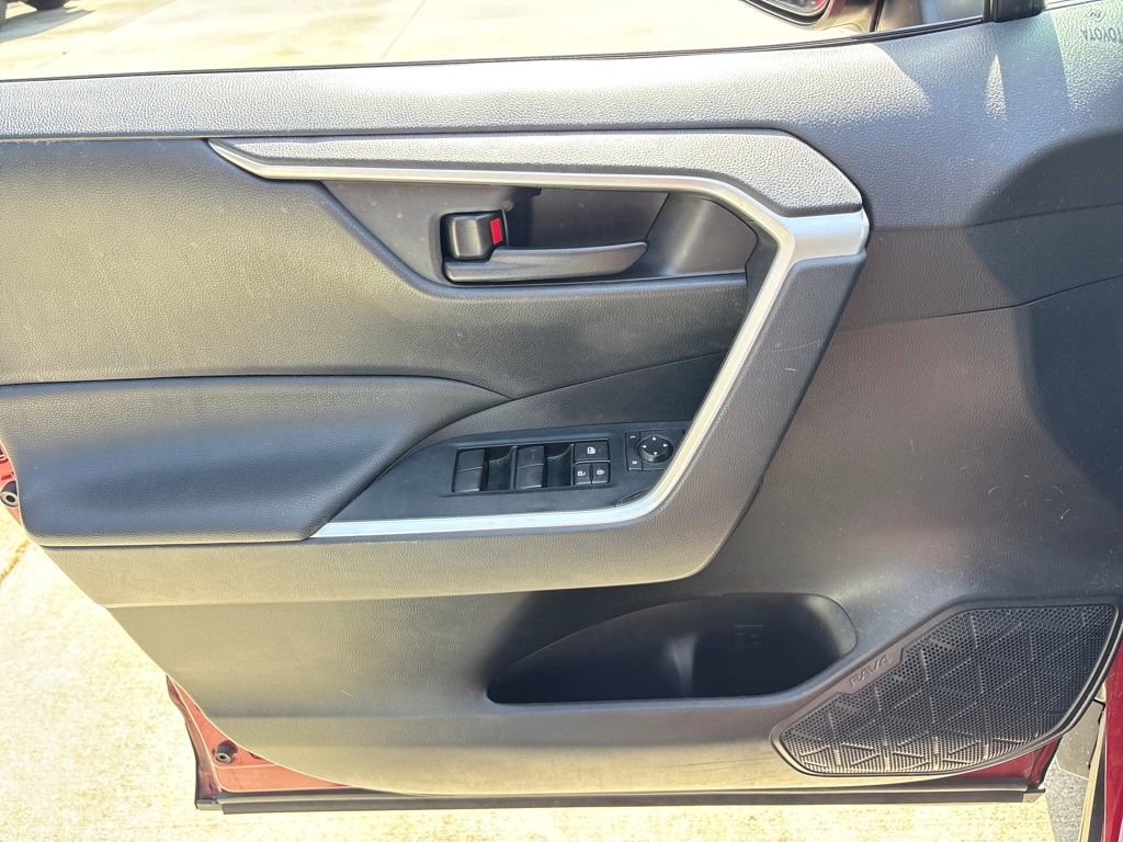 Used 2019 Toyota RAV4 LE image 15