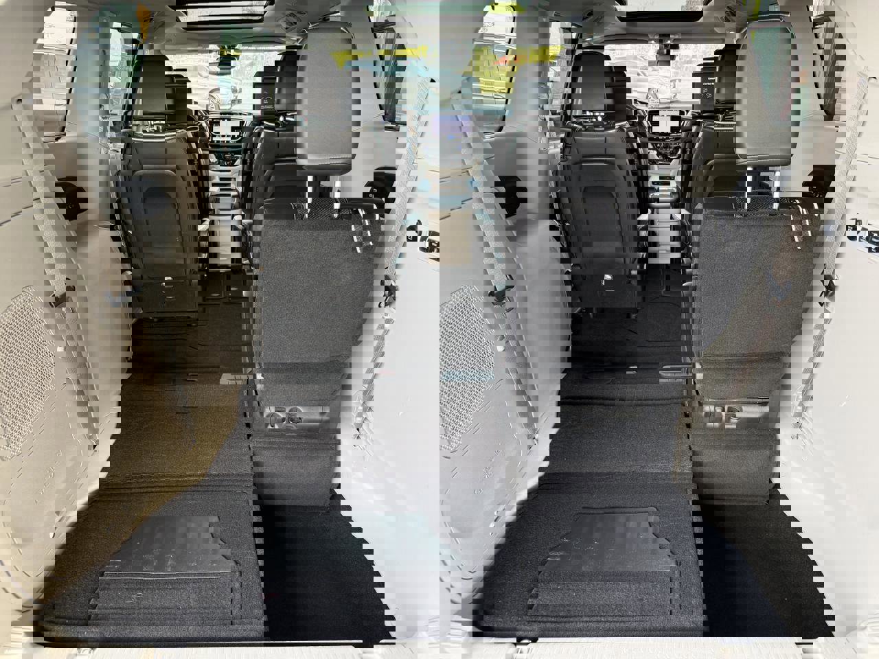 Used 2022 Chrysler Pacifica Limited w/ Uconnect Theater Family Group image 53