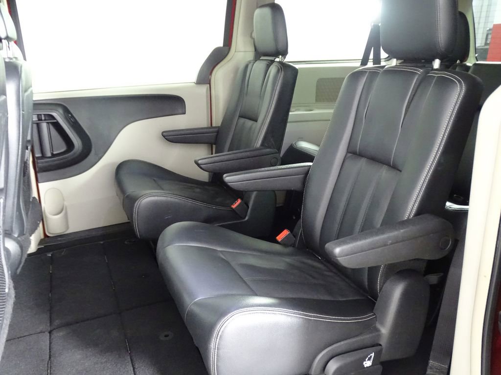 Used 2014 Chrysler Town & Country Touring image 11