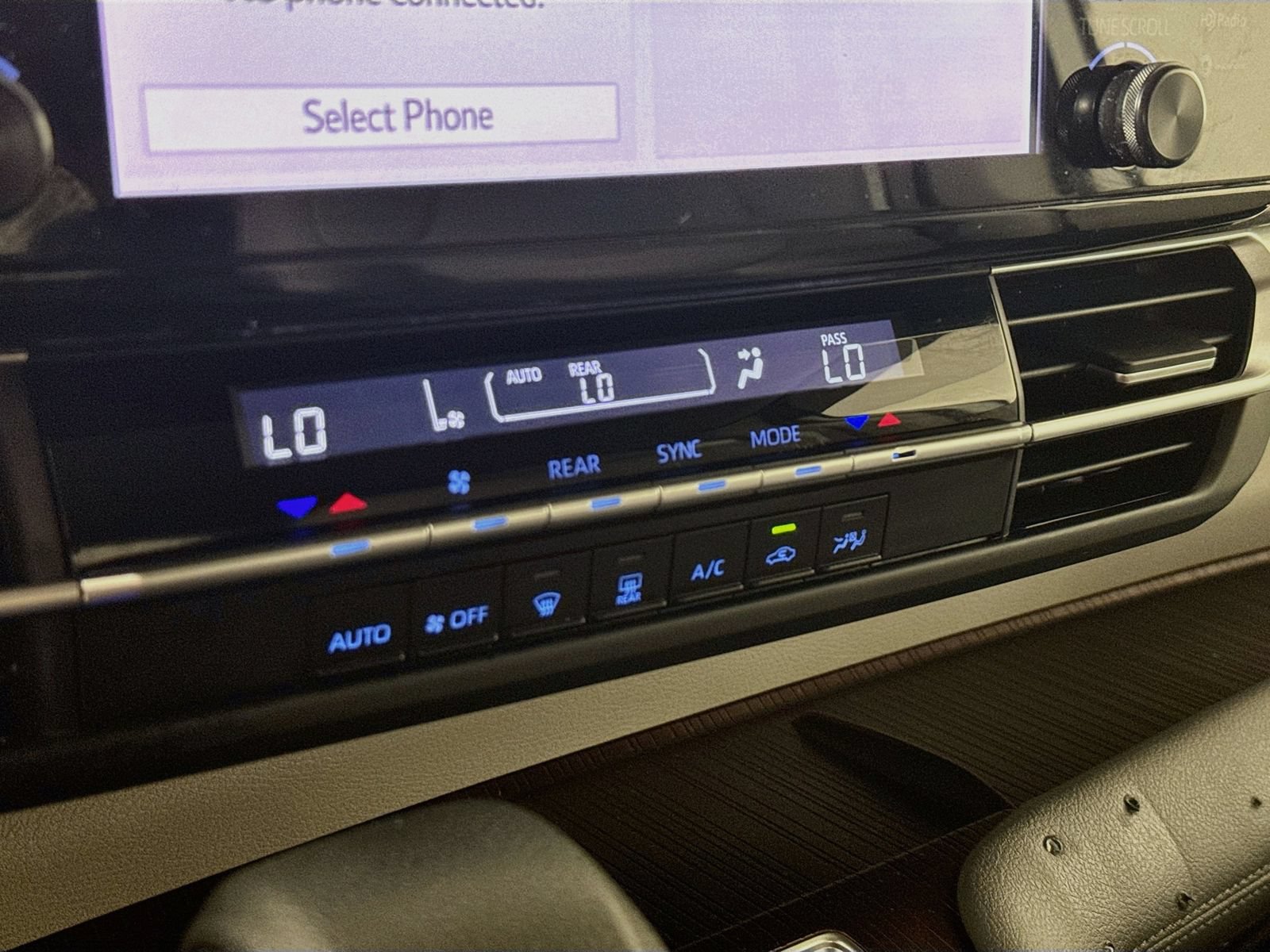 Used 2024 Toyota Sienna LE AWD/4WD image 12