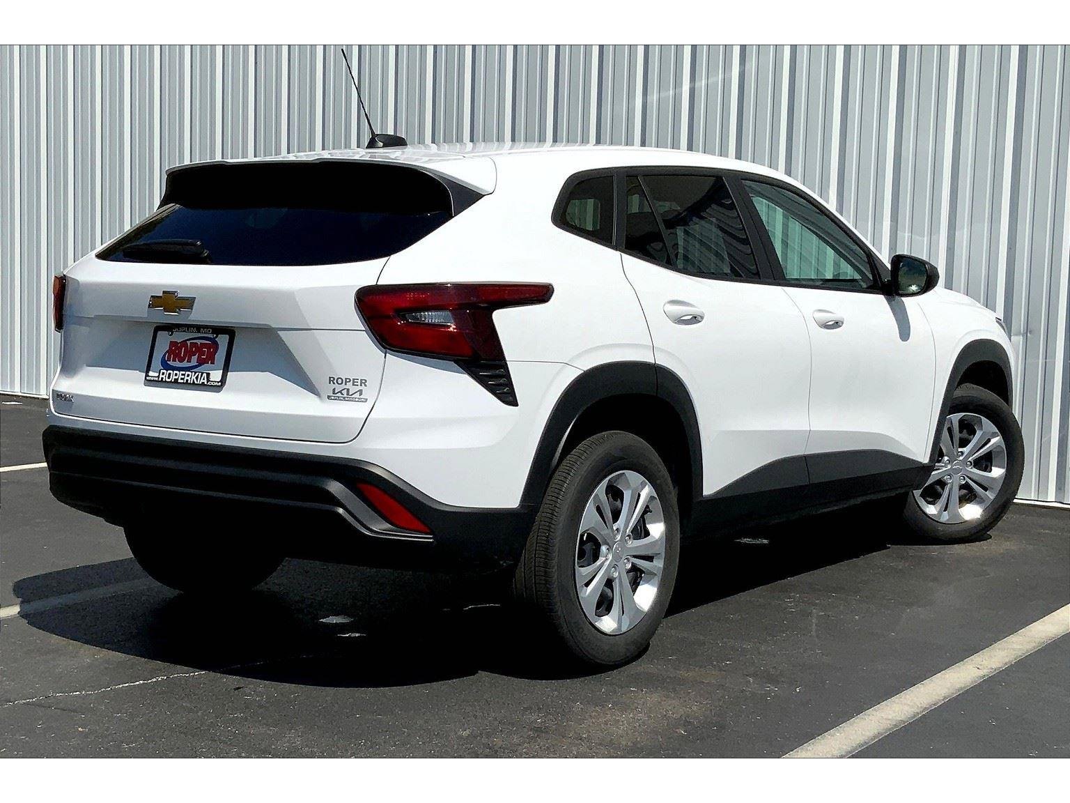 Used 2025 Chevrolet Trax LS image 11