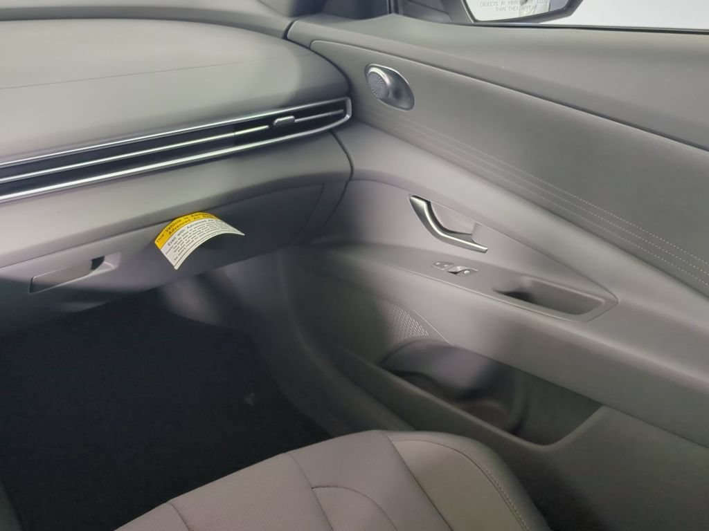 Used 2025 Hyundai Elantra SE FWD image 18