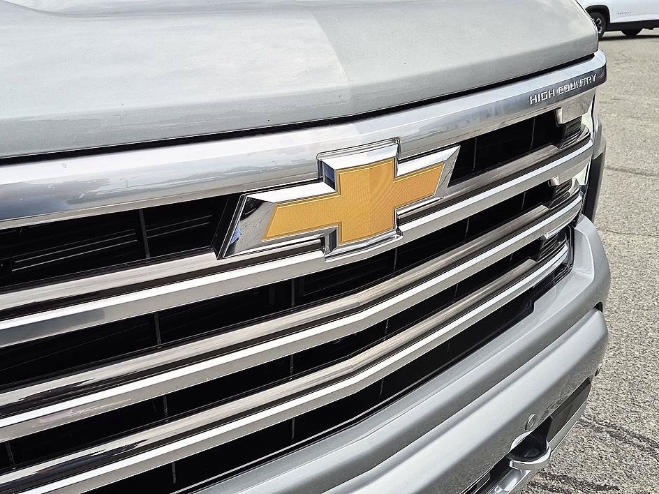 Certified 2025 Chevrolet Silverado 1500 High Country AWD/4WD image 37