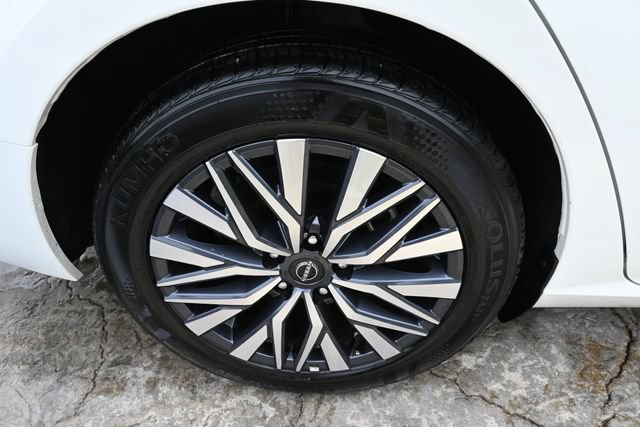 Used 2025 Nissan Altima 2.5 SV FWD image 12