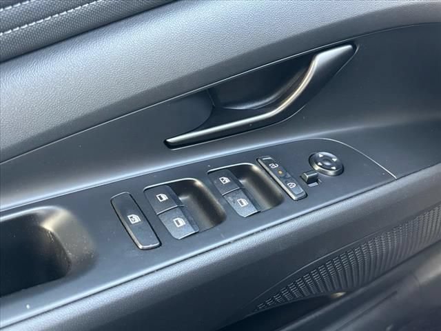 Certified 2025 Hyundai Elantra SEL FWD image 11