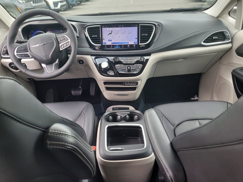 Used 2024 Chrysler Pacifica Touring-L image 13