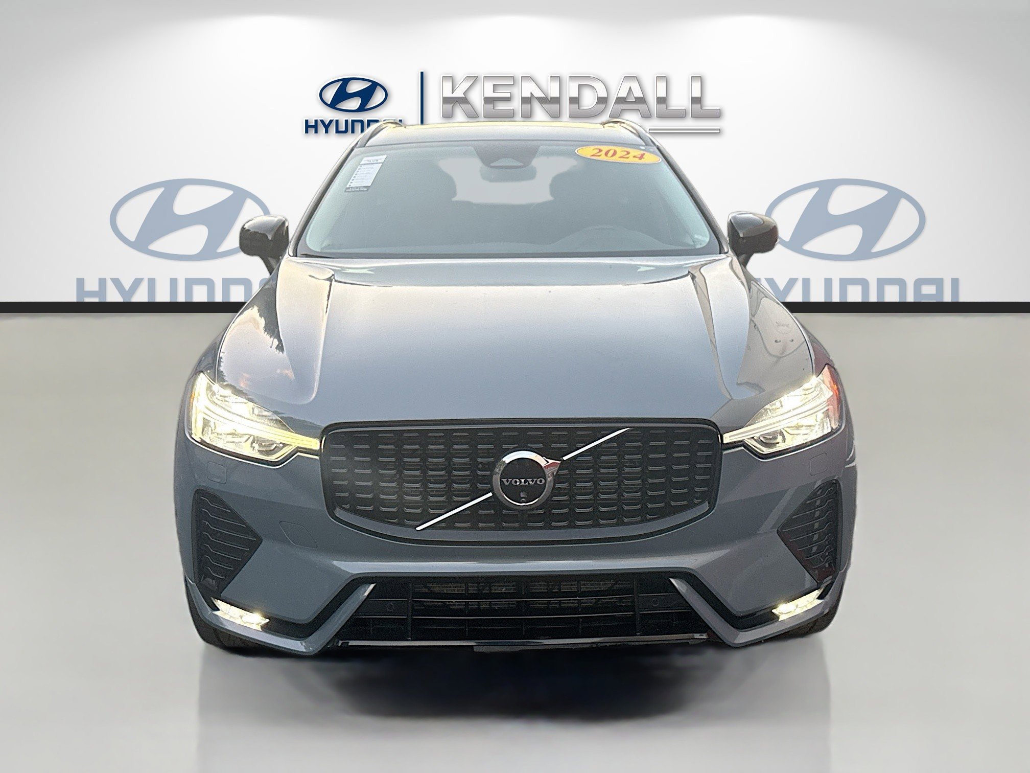 Used 2024 Volvo XC60 B5 Plus image 2