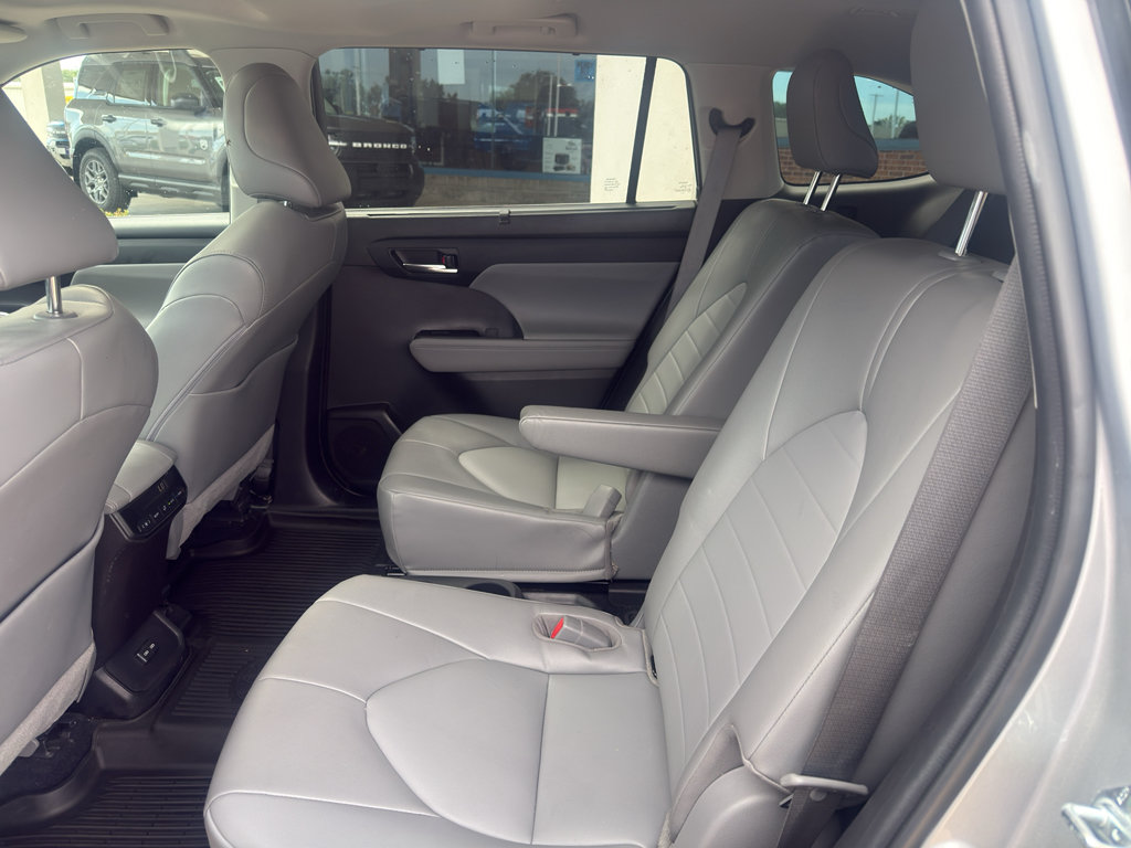 Used 2022 Toyota Highlander XLE AWD/4WD image 16