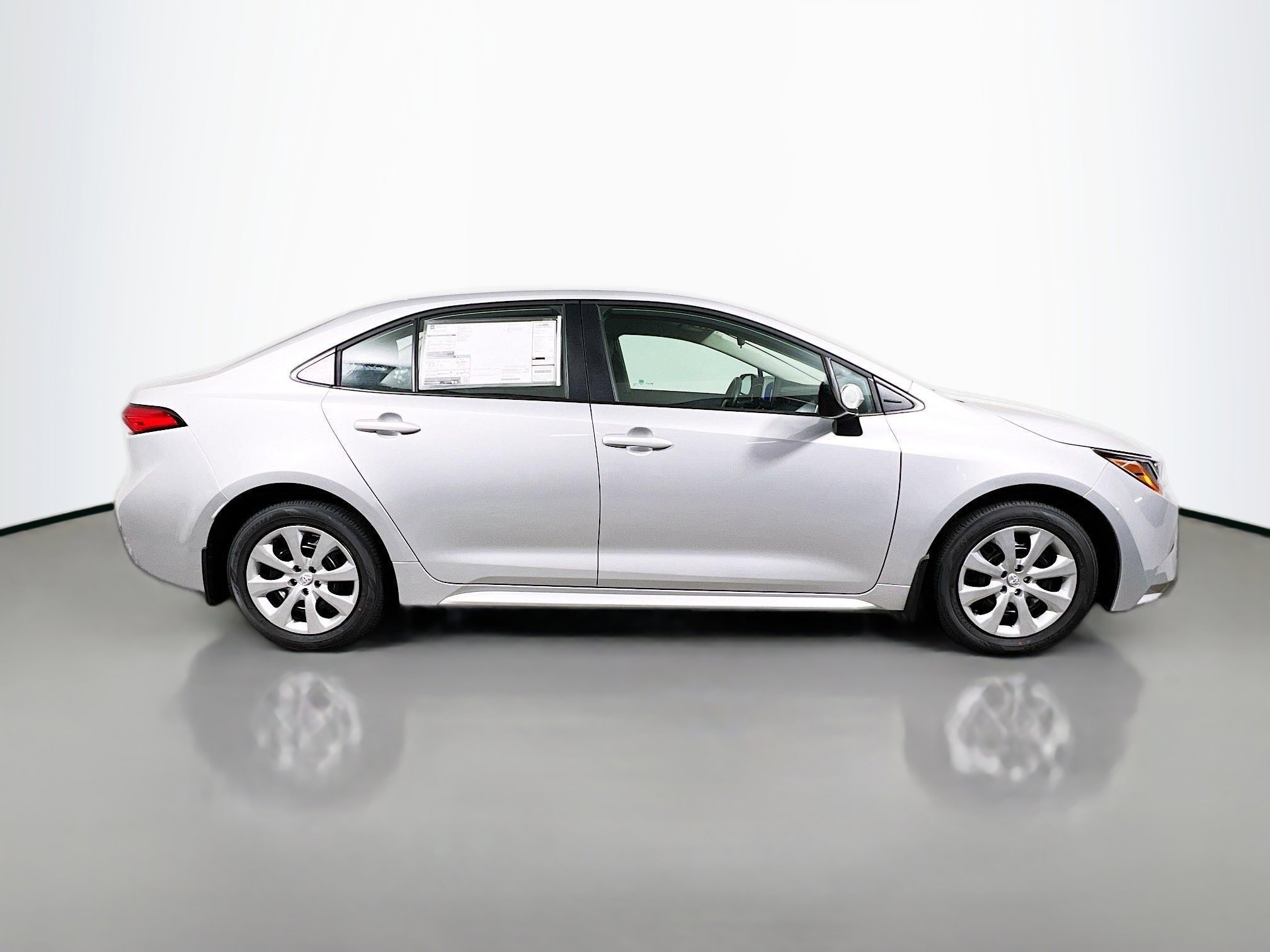 Used 2025 Toyota Corolla LE image 3