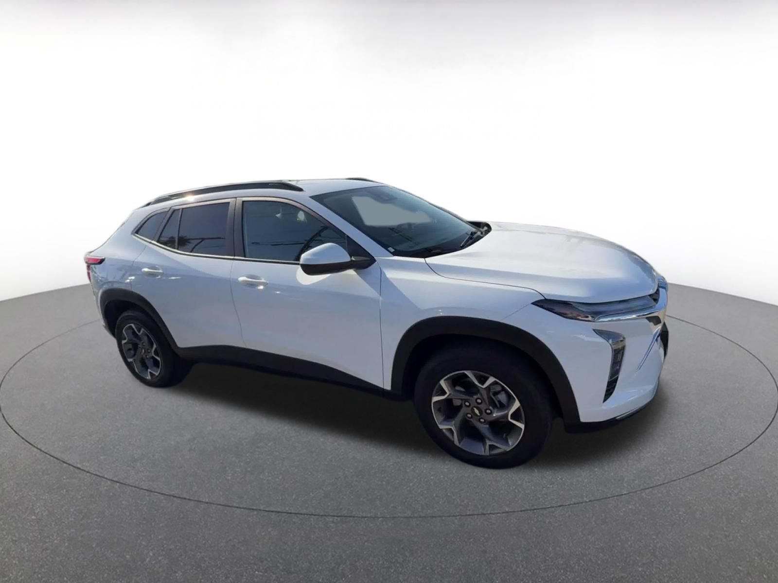 Used 2025 Chevrolet Trax LT FWD image 2