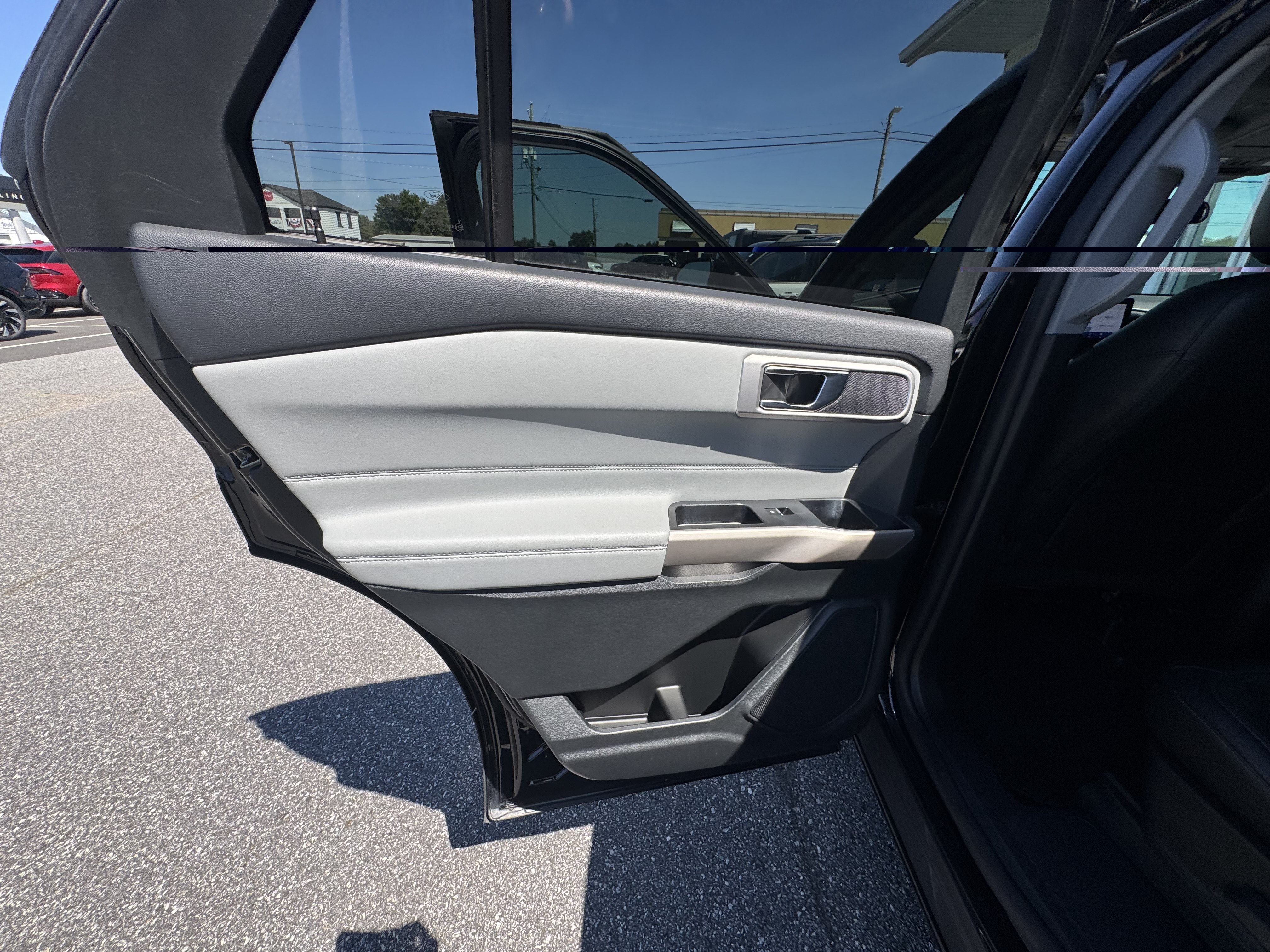 Used 2023 Ford Explorer XLT w/ Equipment Group 202A RWD image 8