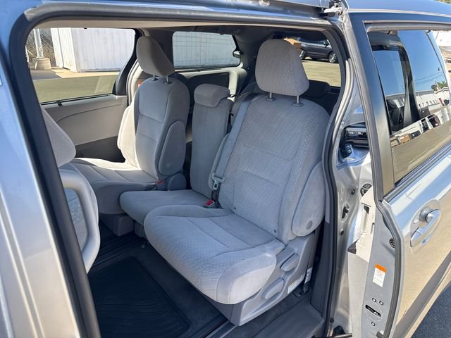 Used 2018 Toyota Sienna LE w/ Carpet Mat Package FWD image 24
