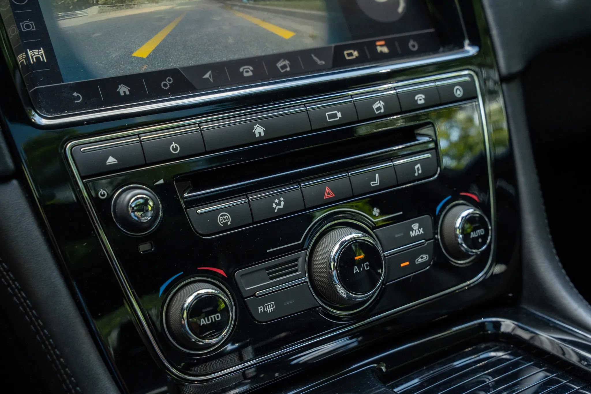 Used 2019 Jaguar XJ L Supercharged RWD image 23