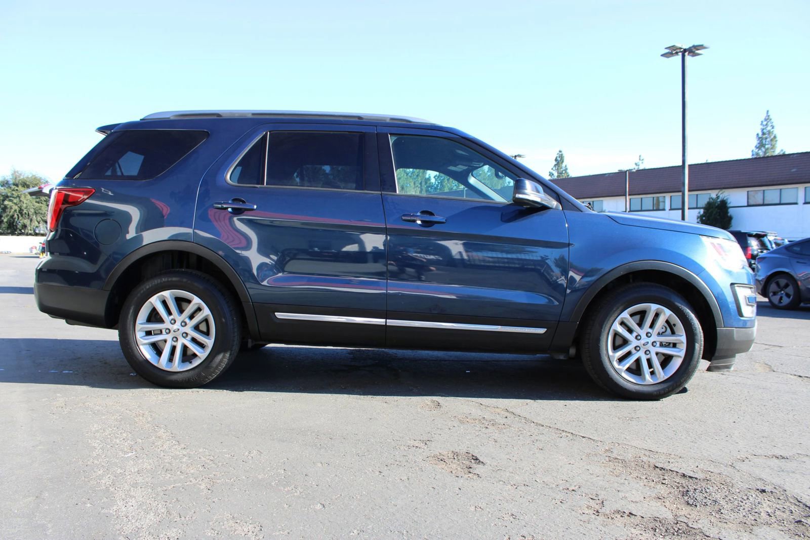 Used 2017 Ford Explorer XLT w/ Equipment Group 201A image 18