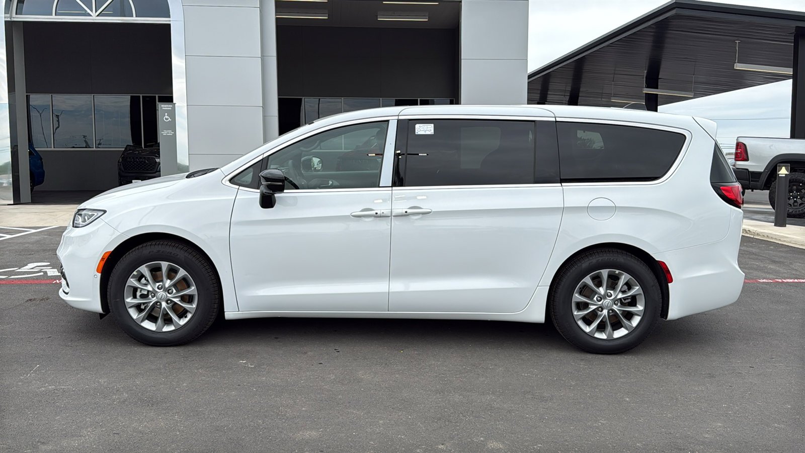 New 2026 Chrysler Pacifica Limited FWD image 2