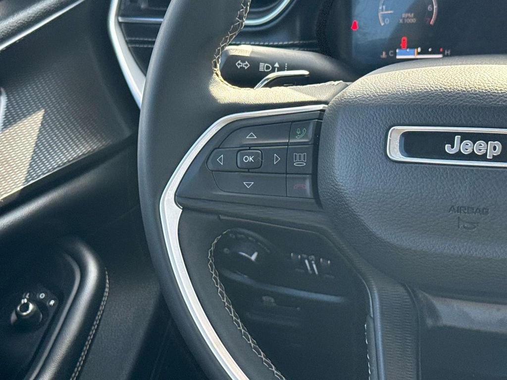 Used 2023 Jeep Grand Cherokee L Laredo image 13