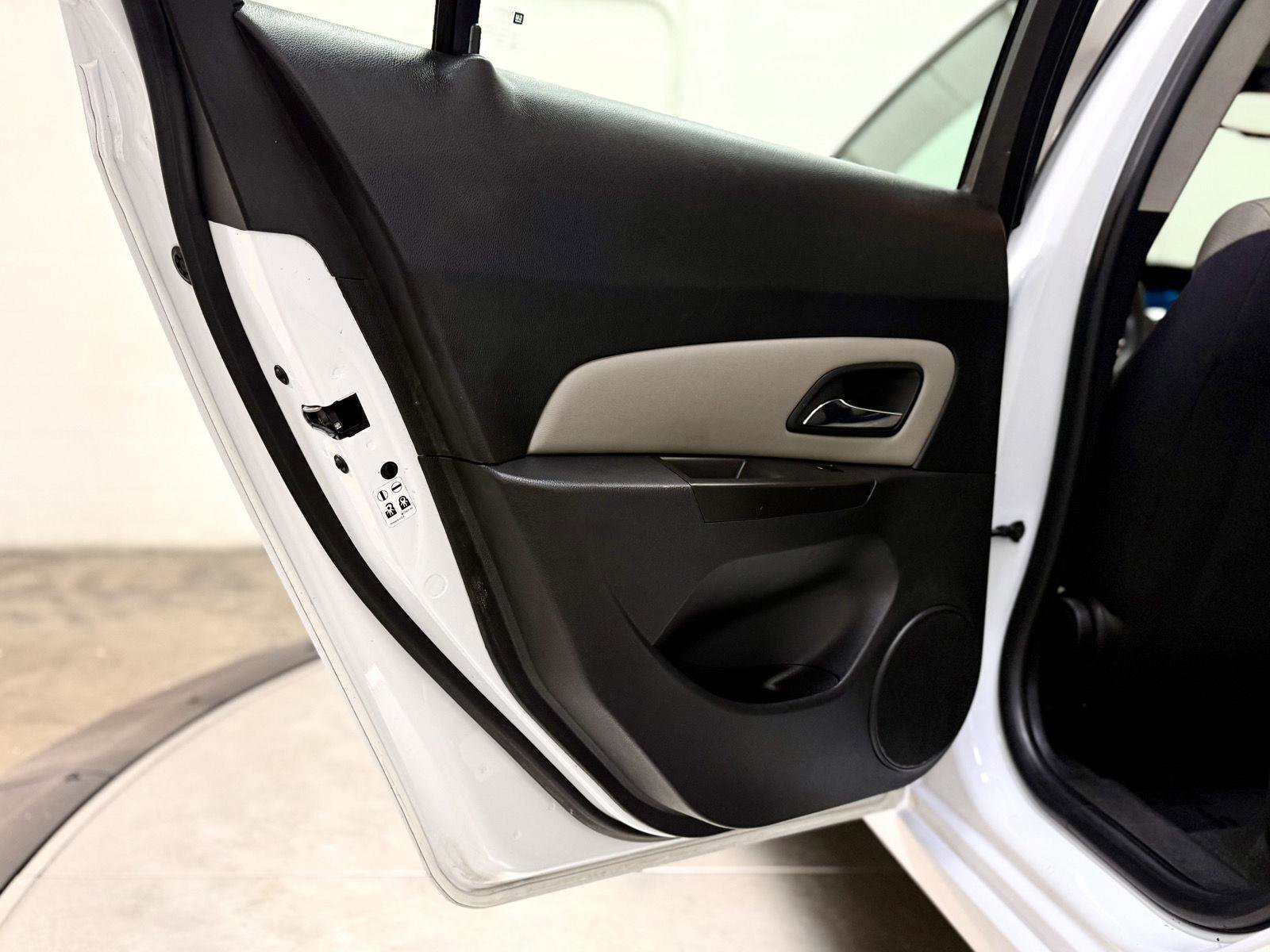 Used 2015 Chevrolet Cruze LS FWD image 14
