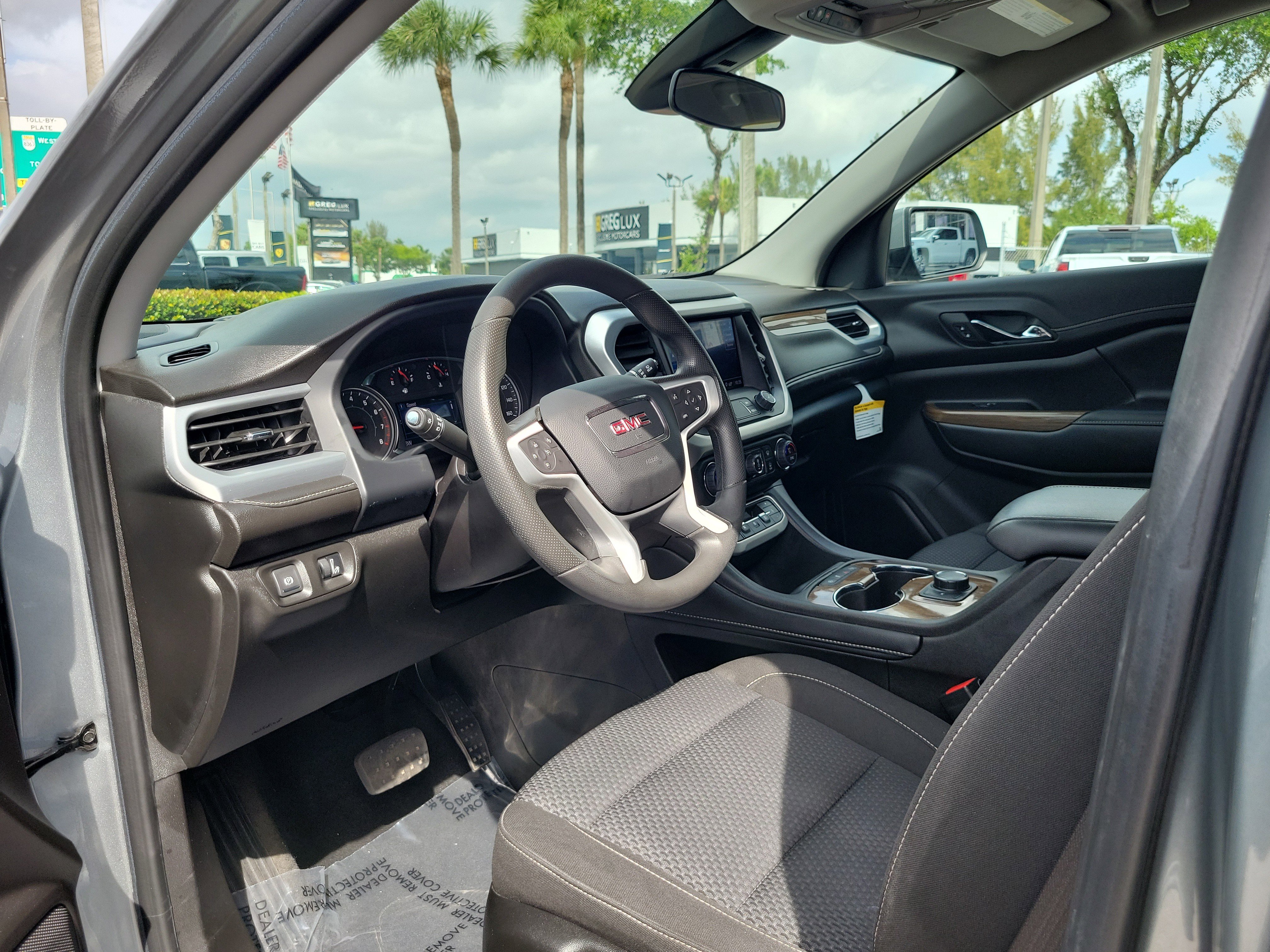 Used 2023 GMC Acadia SLE image 9