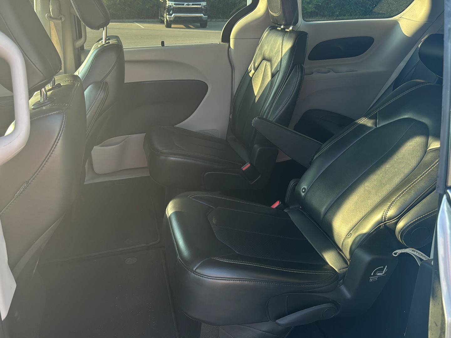 Used 2024 Chrysler Pacifica Touring-L FWD image 10