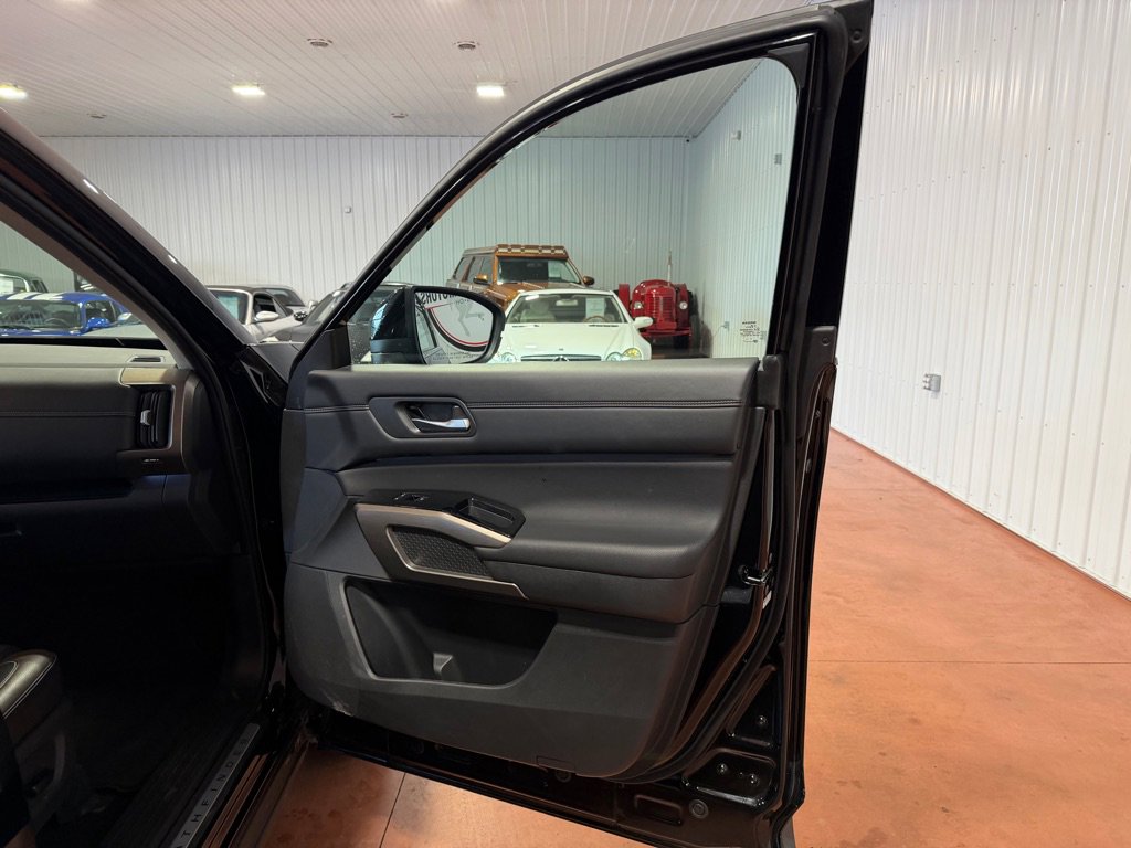 Used 2024 Nissan Pathfinder Platinum w/ Cargo Package image 17