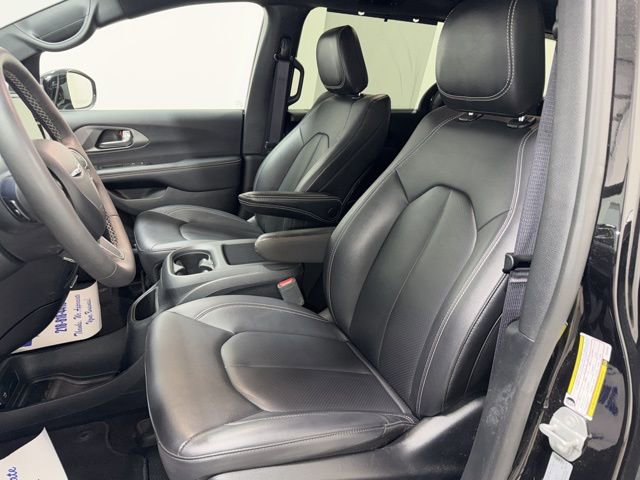 Used 2025 Chrysler Pacifica Select image 13