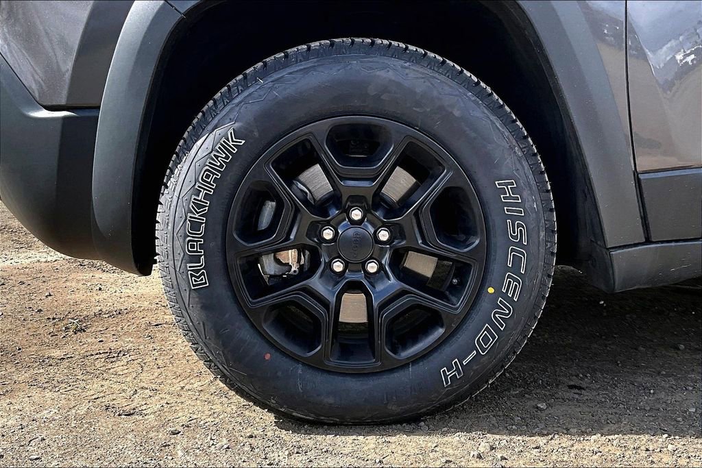 Used 2019 Jeep Cherokee Trailhawk w/ Cold Weather Group image 12