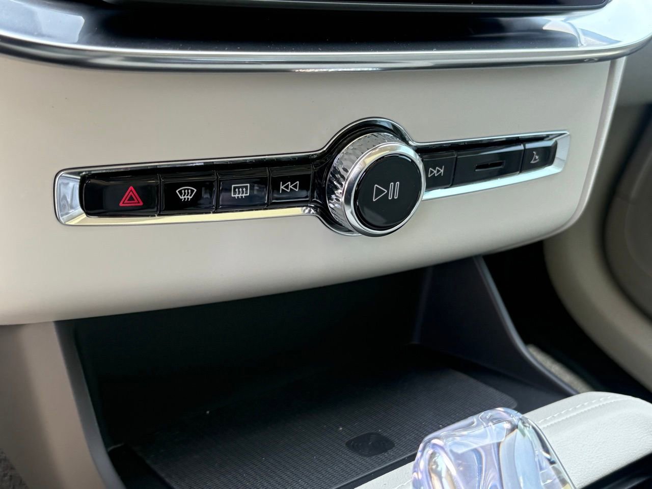 New 2026 Volvo XC90 B6 Ultra w/ Protection Package image 12