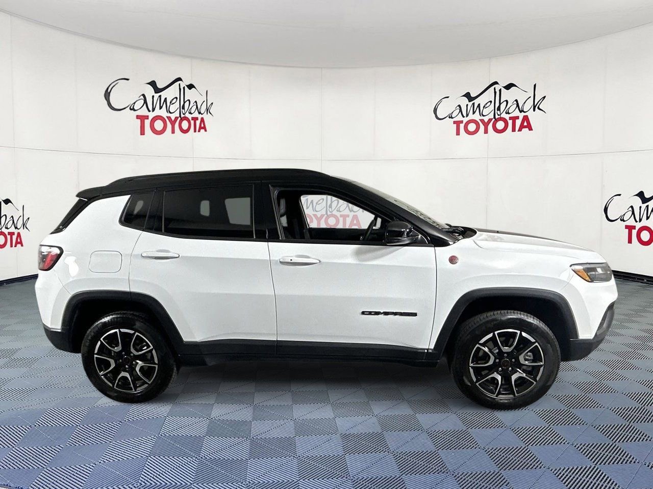 Used 2025 Jeep Compass Trailhawk AWD/4WD image 8