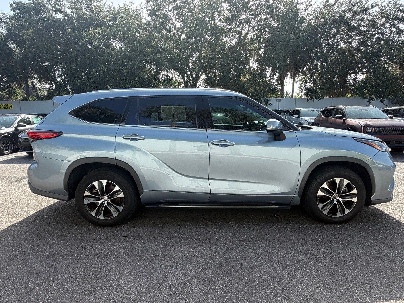 Used 2020 Toyota Highlander XLE FWD image 8