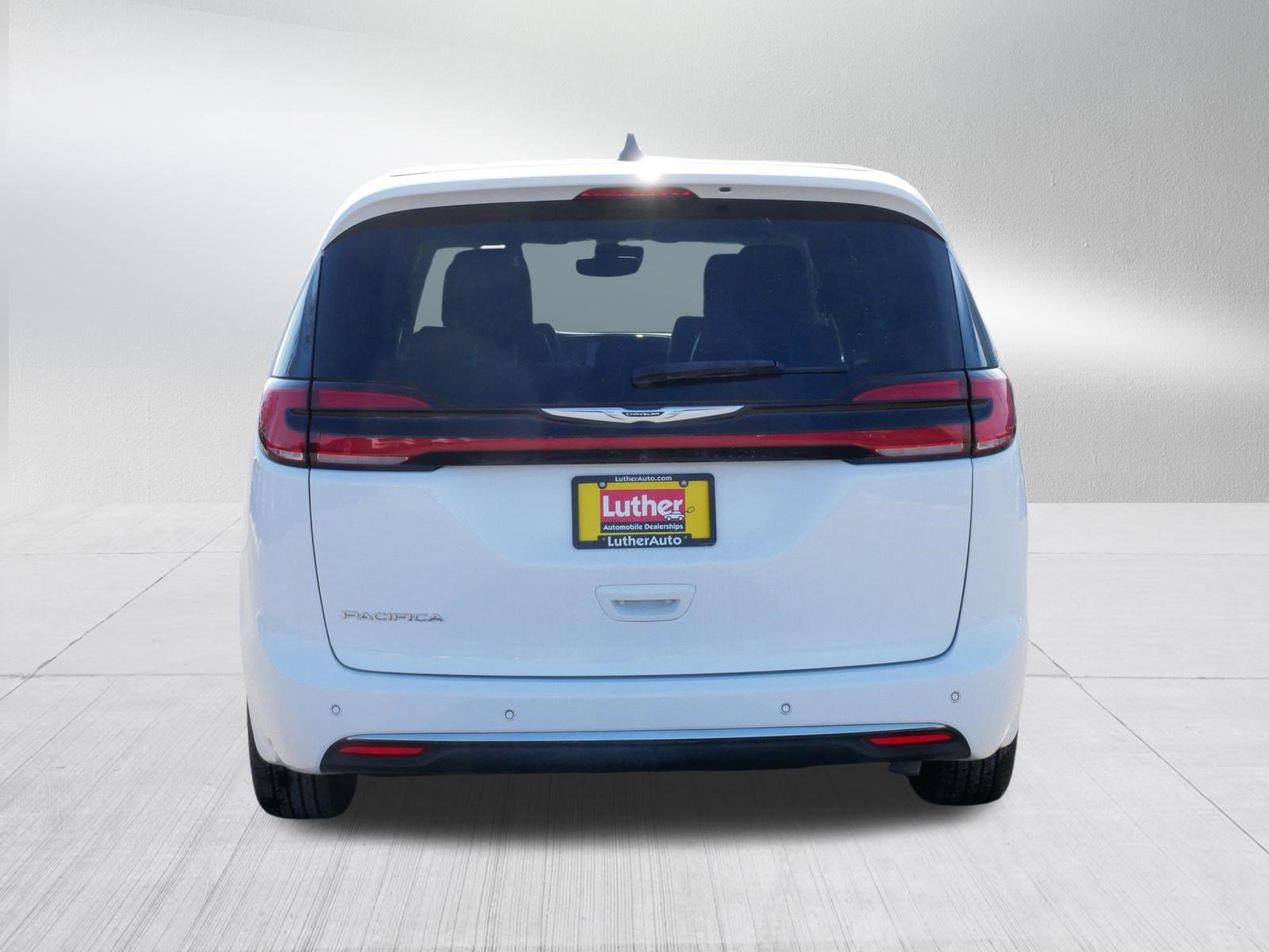 Used 2024 Chrysler Pacifica Touring-L image 6