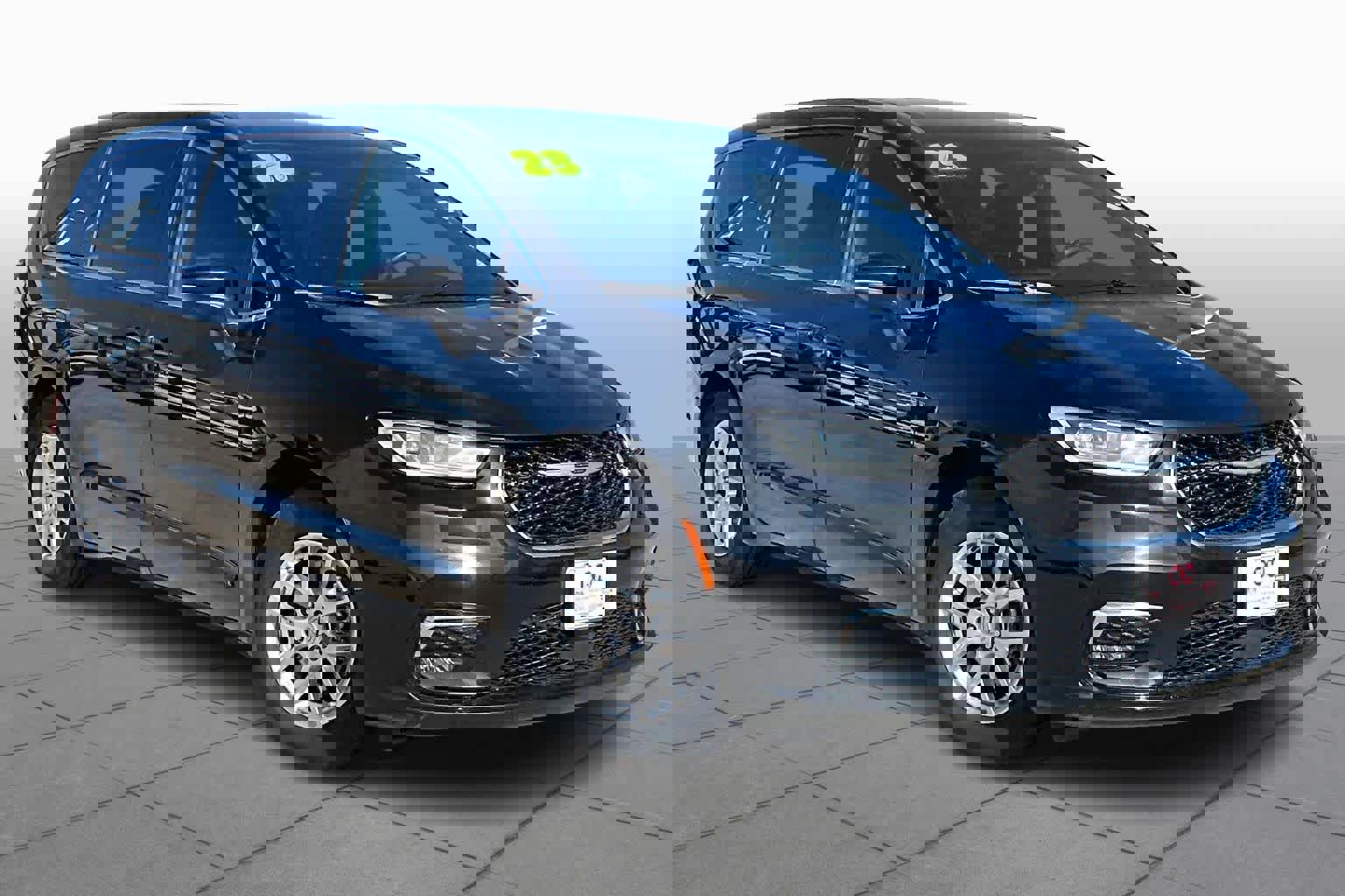 Used 2023 Chrysler Pacifica Touring image 4