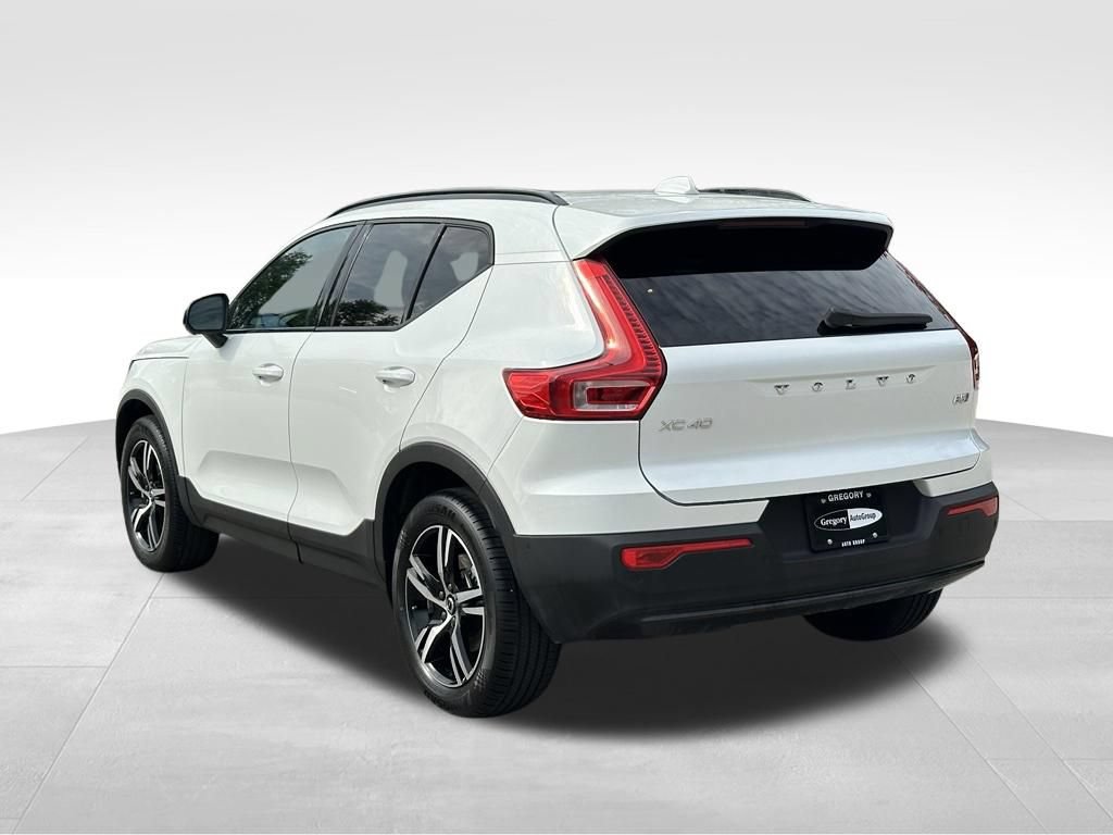 Used 2023 Volvo XC40 B5 Plus AWD/4WD image 9